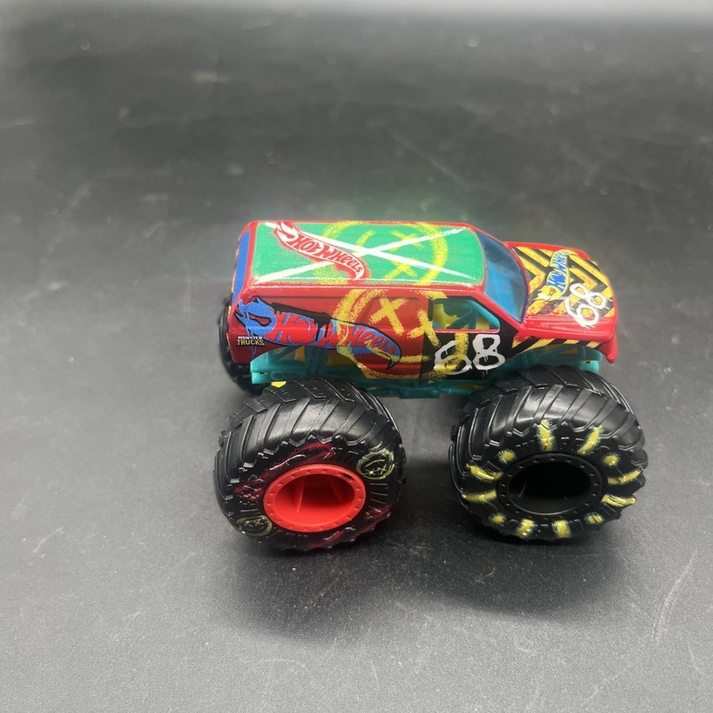 Hot Wheels Demo Derby Graffiti Monster Truck 1:64 - Picture 2 of 10